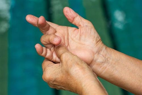 Đau ngón tay thận trọng với bệnh ngón tay lò xo