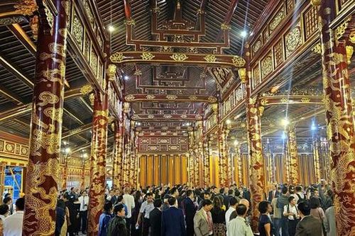'Choáng ngợp' nơi 13 vua Nguyễn đăng quang vừa mở cửa đón khách sau trùng tu