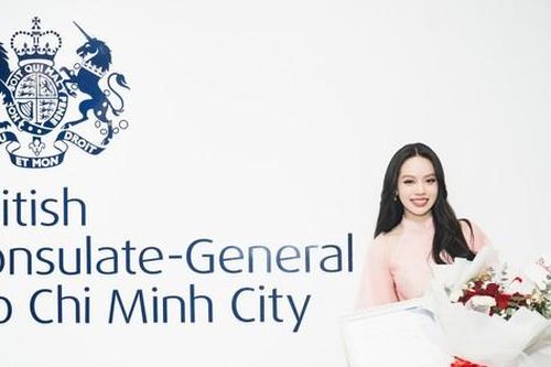 Hoa hậu Thanh Thủy được vinh danh và nhận bằng khen tại Tổng lãnh sự quán Anh