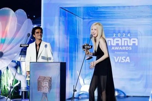 Bruno Mars khiến fan phấn khích với 'bàn tay lịch thiệp' dành cho Rosé BLACKPINK