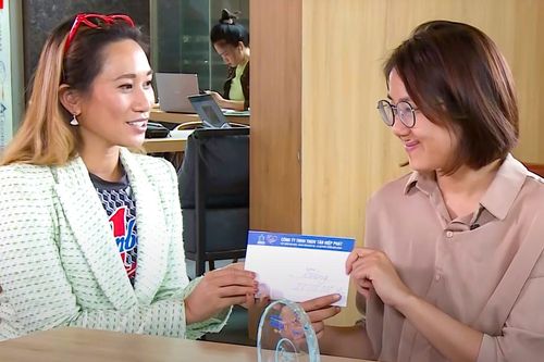 Cuộc gặp gỡ giữa thiên sứ văn hóa đọc với 'bông hồng thép' của sức bền thế giới