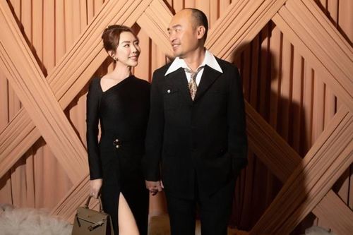 Tiến Luật - Thu Trang tình tứ trên thảm đỏ sự kiện