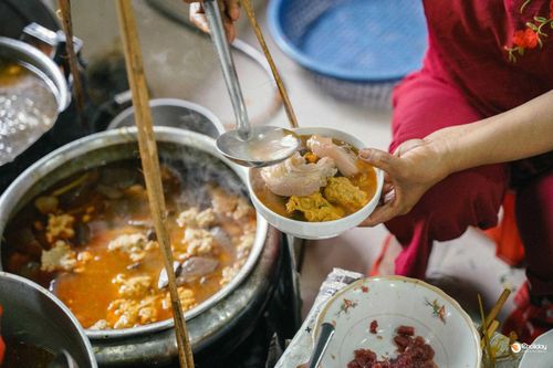 Ăn bún bò Huế ở Huế