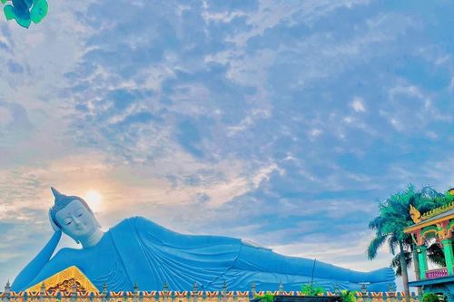 Về xứ 'chùa vàng' miền Tây