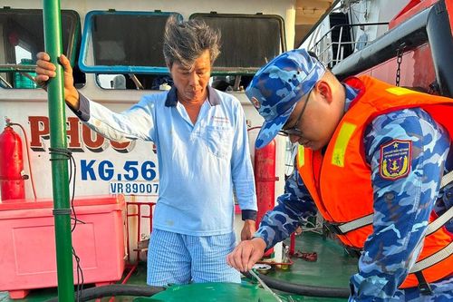 Cảnh sát biển bắt liên tiếp 2 tàu cá vi phạm trên vùng biển Tây Nam