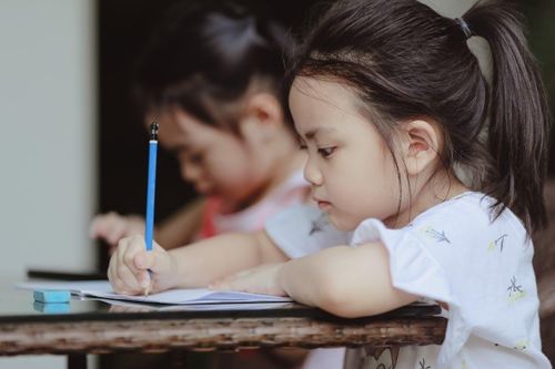 Vào lớp 1 trở thành 'cuộc chiến', thi khó, tỷ lệ chọi cao