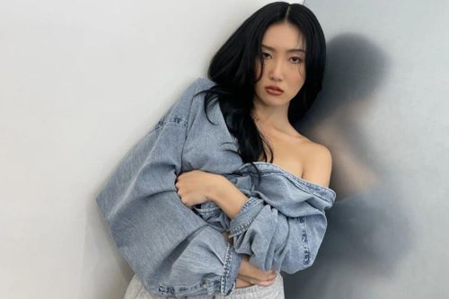Hwasa gây tranh cãi khi ném nón lá tại Việt Nam