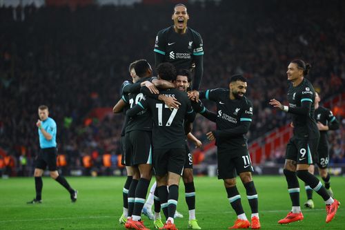 Liverpool bỏ xa Man City 8 điểm