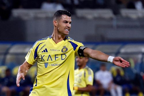Ronaldo bị kiện vì nợ tiền làm đẹp