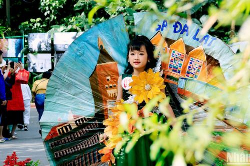 Ấn tượng với sàn diễn thời trang hoa Đà Lạt