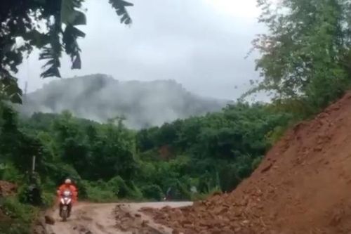 Mưa lớn kéo dài, gây sạt lở đất trên nhiều tuyến đường giao thông ở miền núi Quảng Nam
