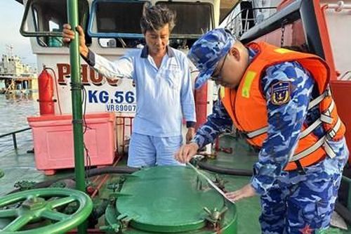 Đoàn Trinh sát số 2, Cảnh sát biển Việt Nam bắt giữ 2 tàu sang mạn dầu DO không có giấy tờ hợp pháp
