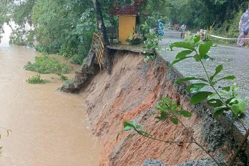 Quảng Ngãi: Lũ trên sông Vệ gây sạt lở đường giao thông