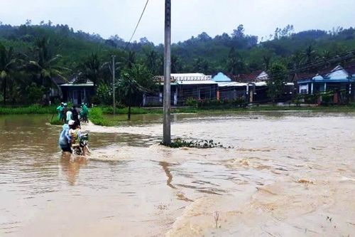 Bình Định: Mưa xối xả suốt 24 giờ, ngập lụt rộng, nhiều hồ chứa xả nước