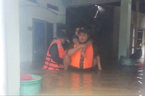 Bộ đội Quảng Ngãi hỗ trợ người dân vùng ngập lụt di dời đến nơi an toàn