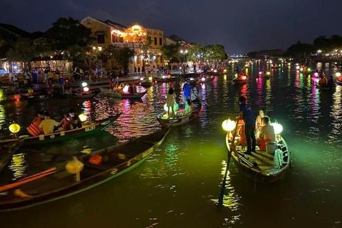 Làm rõ video 'chi tiền tỷ để có suất chèo thuyền, đạp xích lô'