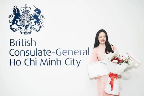 Hoa hậu Thanh Thủy được trao tặng bằng khen tại Lễ vinh danh sinh viên