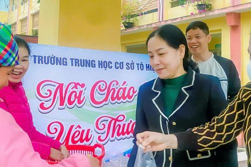 Ấm lòng 'nồi cháo yêu thương' của các thầy cô giáo với người bệnh