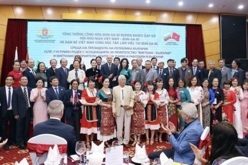 Tổng thống Rumen Radev xúc động gặp gỡ những người Việt từng sinh sống và học tập ở Bulgaria