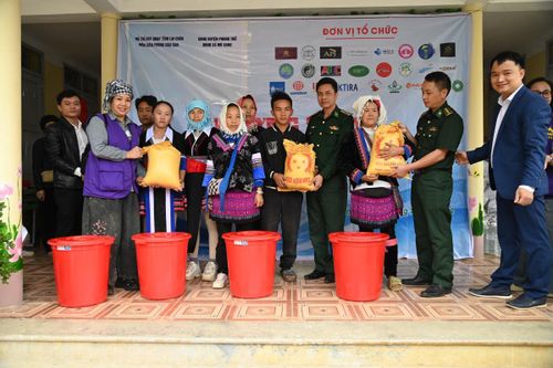 Khám bệnh, cấp phát thuốc miễn phí và tặng quà cho người dân xã Mù Sang