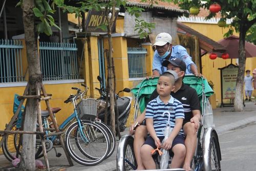 Hội An bác tin phải chi tiền tỷ để có suất đạp xích lô, bơi ghe du lịch