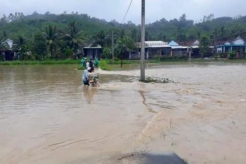 Hai hồ chứa nước lớn ở Bình Định bắt đầu điều tiết xả lũ