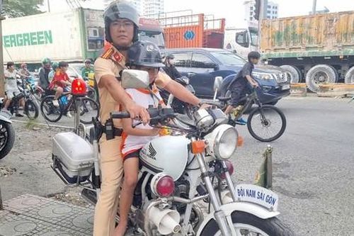 Tìm người thân của bé trai 8 tuổi đi lạc ở TPHCM