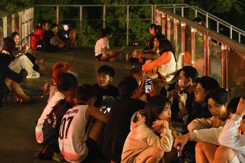 Giới trẻ tụ tập trên cầu vượt bộ hành ăn uống, đàn hát và xả rác