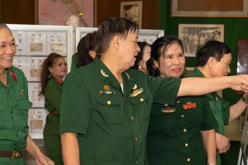 Triển lãm tem bưu chính và kỷ vật cách mạng 'Mãi mãi xứng danh Bộ đội Cụ Hồ'