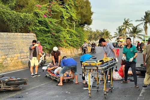 Khoảnh khắc xe máy tông nhau kinh hoàng, 2 du khách nước ngoài tử vong