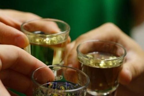 Cô gái trẻ nhập viện sau chầu nhậu liên hoan