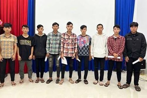 Dùng hung khí gây thương tích cho một thanh niên, 17 đối tượng bị khởi tố