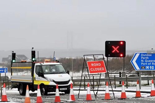Bão Bert đổ bộ Anh và Ireland, gây gián đoạn giao thông và mất điện diện rộng