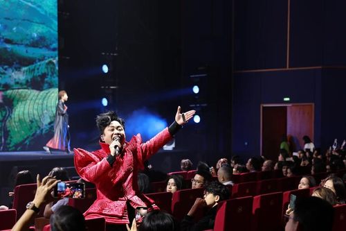 'Người đàn ông hát' Tùng Dương hội ngộ 'anh trai' Soobin trong liveshow mới