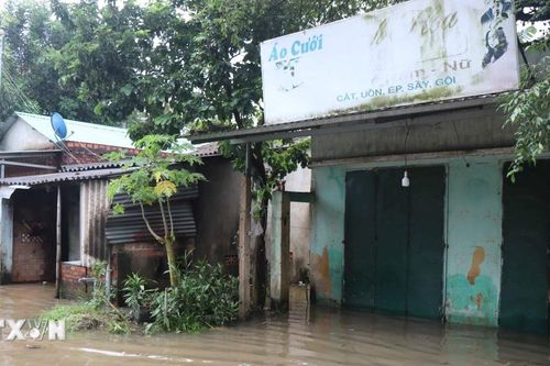 Nước lũ dâng cao khiến nhiều nơi ở Quảng Ngãi bị ngập sâu, chia cắt