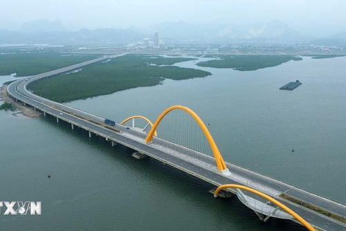 Cầu Bình Minh - điểm nhấn bên bờ vịnh Cửa Lục
