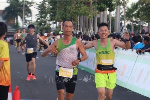 15.000 vận động viên thi tài chạy marathon tại Bình Phước