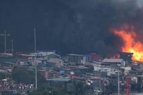 Hỏa hoạn tại khu ổ chuột ở Manila, 1.000 ngôi nhà bị thiêu rụi trong biển lửa