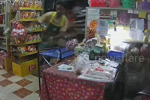 Tài xế bất tỉnh khiến xe tải lao vào cửa hàng tạp hóa, dân hoảng sợ bỏ chạy