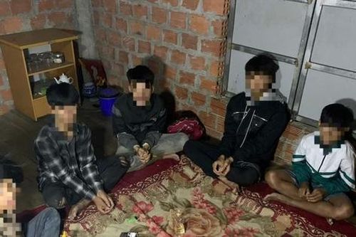 Tạm giữ 4 thanh thiếu niên tổ chức sử dụng trái phép chất ma túy
