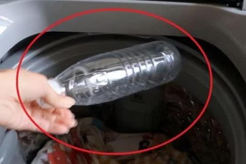 Mẹo vặt: Ném hai chai nước vào máy giặt vừa tăng độ sạch còn giúp giảm hao mòn quần áo