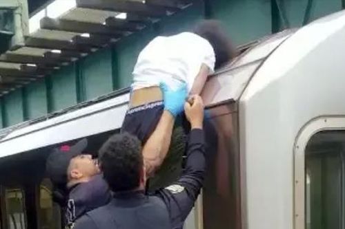 Thấy đôi chân buông thõng trên nóc tàu điện, người đàn ông kiểm tra rồi tái mặt với cảnh ám ảnh