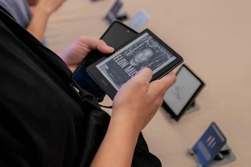 Hàng trăm nghìn người dùng máy đọc sách ở Việt Nam hào hứng với e-book bản quyền