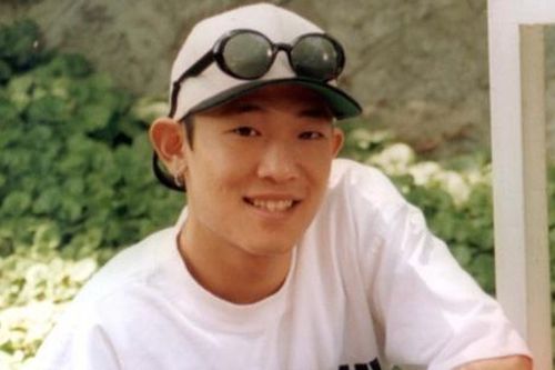 Vụ án nam ca sĩ nổi tiếng qua đời với 28 vết tiêm bí ẩn nhất giới showbiz vẫn chưa có lời giải