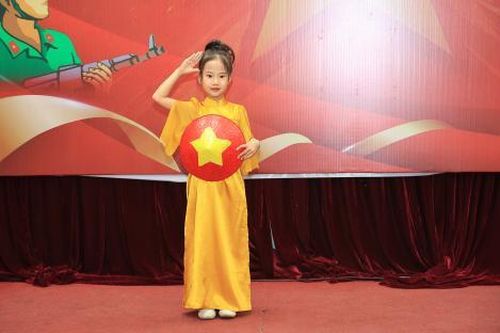 Trình diễn thời trang và nghệ thuật tôn vinh tình yêu dân tộc