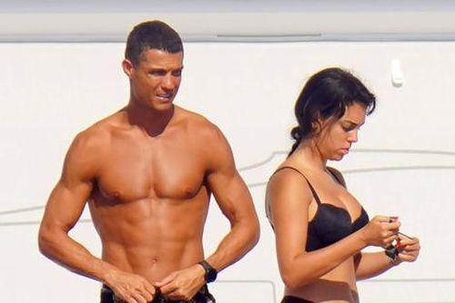 Ronaldo bị kiện nợ 1,2 tỷ tiền làm đẹp