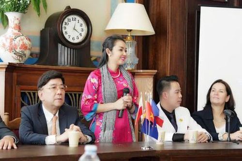 Cháu gái danh ca Giao Linh đem 'hành trình văn hóa - thương mại' ra thế giới với chiếc áo dài