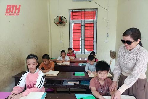 'Thắp ánh sáng' cho học sinh khiếm thị