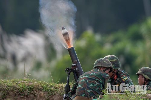 Bộ đội bắn súng cối 82mm