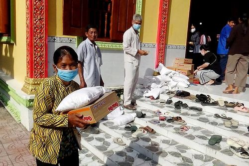 Khám bệnh miễn phí cho 400 người dân đồng bào dân tộc thiểu số Khmer xã Châu Lăng